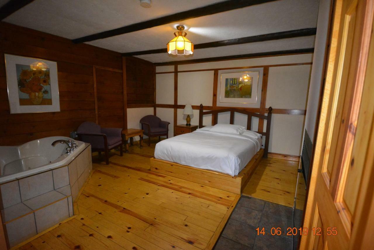Auberge Alpine Inn Sainte-Adèle Zewnętrze zdjęcie